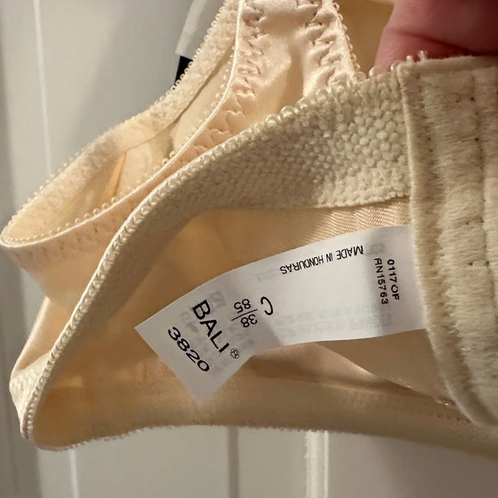 Bali Women's Cream Color Bra New with Tags - Picture 3 of 4